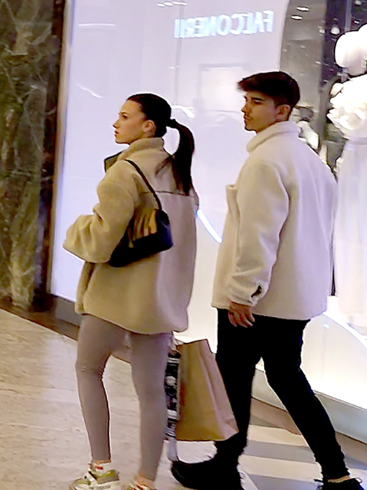 Ioana și Sebastian părăsesc mall-ul (Foto: CANCAN.RO)