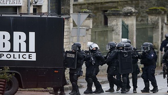 Trupele speciale ii urmaresc ca-n filme pe cei doi suspecti ai masacrului din Paris! Au fost luati noi ostatici