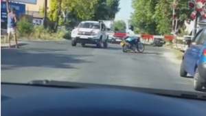 Scene filmate în această dimineaţă, în Capitală! Aceşti şoferi au băgat viteză şi nu au ţinut cont că poate trece trenul în orice moment!