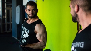 Sălile de fitness nu se deschid. Un campion de culturism a găsit rețeta pentru femei: program de antrenament acasă!