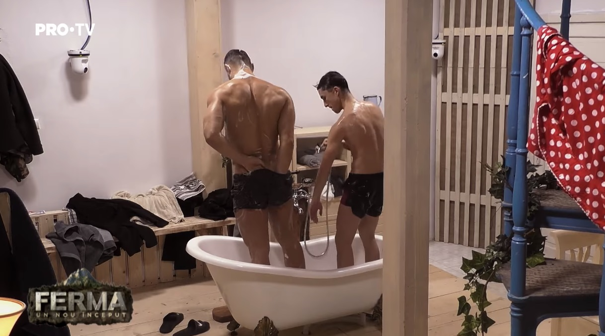 Imaginile de la Pro TV care au scandalizat o țară întreagă! Doi concurenți de la “Ferma”, filmați goi în aceeași cadă
