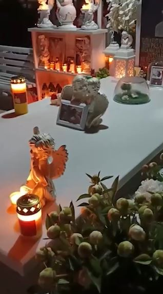 Mormântul lui Sebi Olariu este înconjurat de flori și lumânări