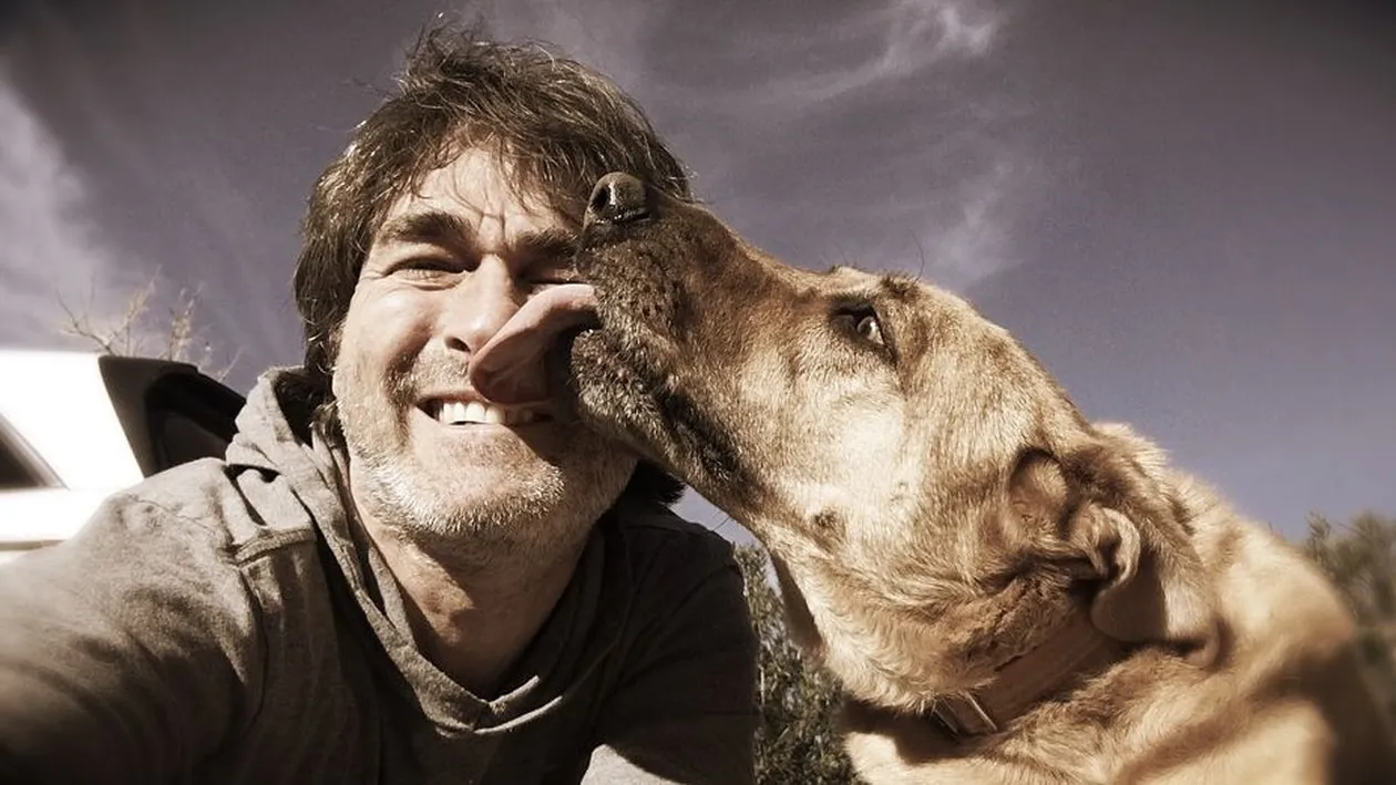 Unui bărbat i-au fost amputate mâinile și picioarele după ce s-a jucat cu un câine! A pățit asta pentru că l-a lăsat pe animal să-l lingă