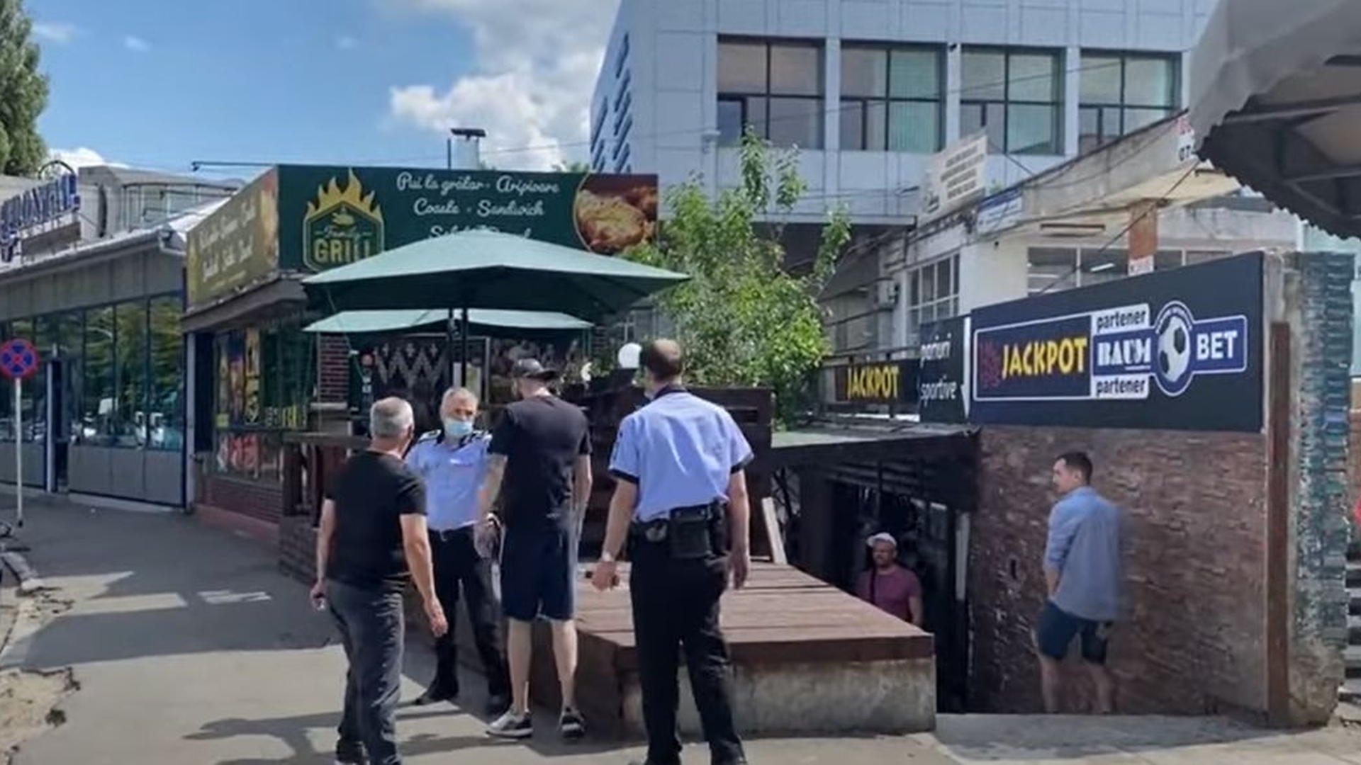 Imagini de cascadorii râsului. Un gălățean ia la mișto doi polițiști în plină stradă: „Și dacă fug, acuma ce faci? Ce faci?”. VIDEO