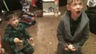 VIDEO Credeai ca doar copiii cuminti primesc cadouri de Craciun! Uite cum a reactionat un copil "posedat de diavol" cand a vazut ce a primit de la Mos