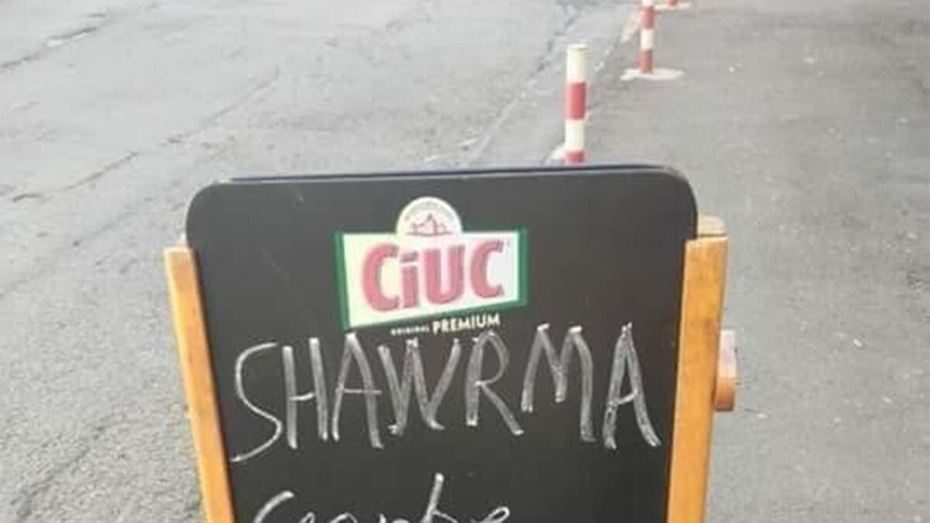 Anunțul devenit viral amplasat la intrarea unui resturant din Tulcea: "Shawrma, ceorbe, pui și.."