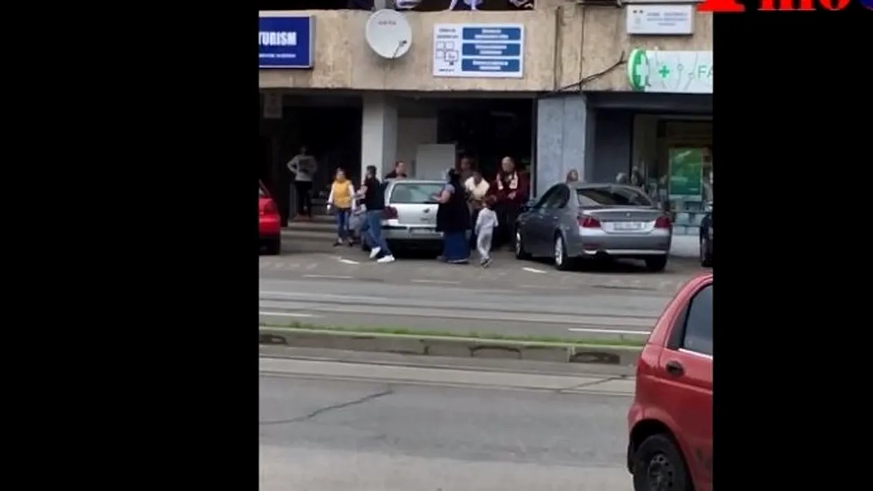 Bătaie cu răngi în fața unui notariat din Reșița | VIDEO