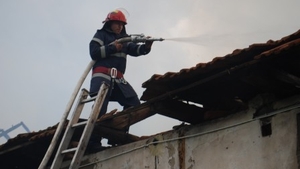 INCENDIU la o fabrică de lângă Bucureşti. Zece autospeciale intervin