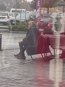 Ilie Năstase, singur pe banca, în frig (SURSA FOTO: CANCAN.RO)