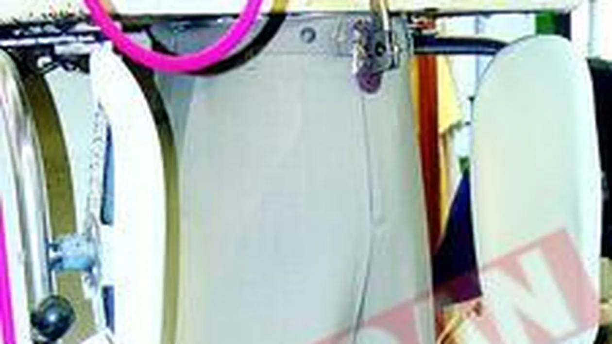 Cere 54 de milioane de dolari pentru o pereche de pantaloni