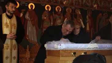 N-ai cum sa ramai indiferent cand le vezi durerea! Fotografii tulburatoare de la inmormantarile care au socat Romania in 2013!