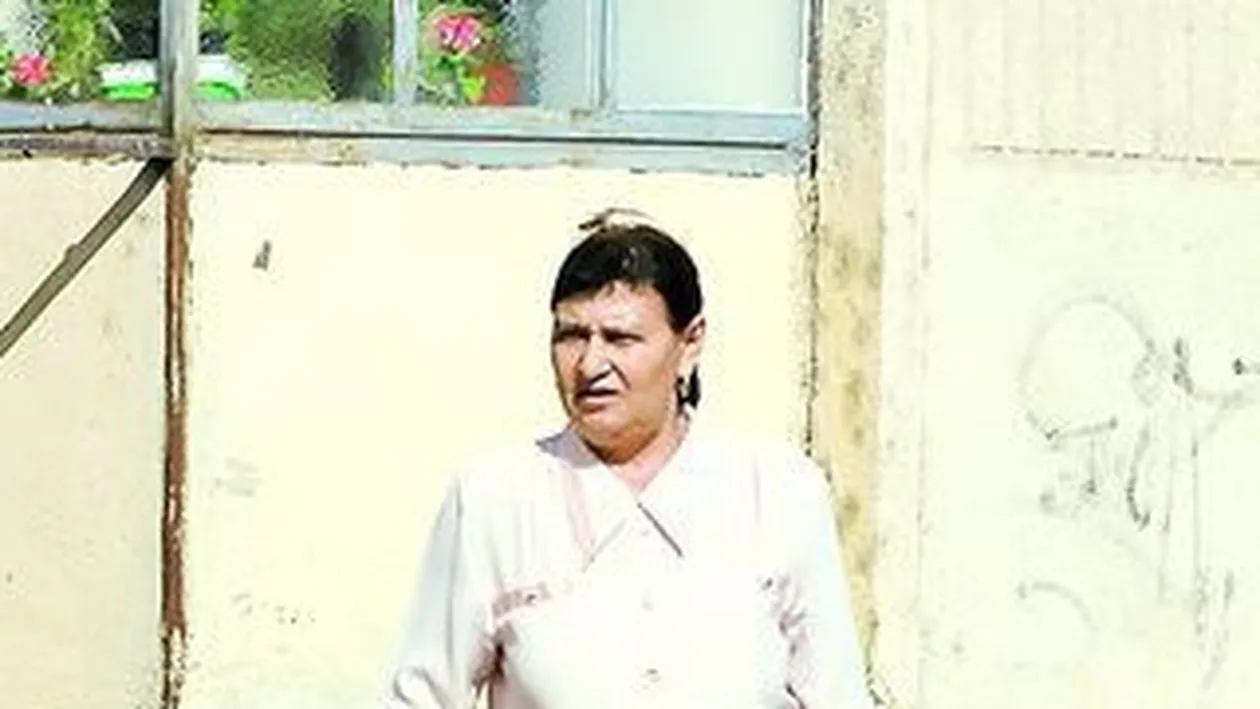 Dintr-un palat de milioane, angajata de proba la o fabrica de confectii! Mama lui Moni, magazionera in Bacau