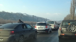 Trafic greu pe DN1! Se circulă pe o singură bandă din cauza unui accident în lanţ! Uite ce fac şoferii ca să nu se plictisească!