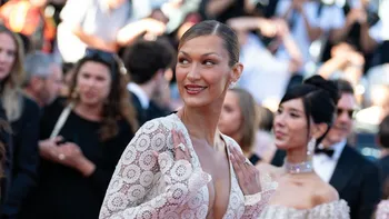 Apariții spectaculoase la Cannes 2026. Bella Hadid, printre vedetele care au atras toate privirile pe covorul roșu