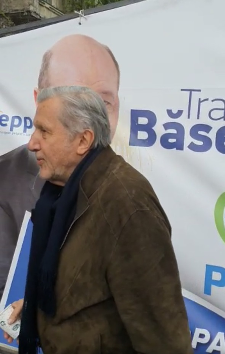VIDEO. Momentul in care Ilie Nastase ii arunca lui Traian Basescu o cafea fierbinte in fata