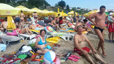 Primul weekend de august pe litoralul romanesc: la benzinarii se sta la coada, turistii fac plaja langa mormane de gunoi