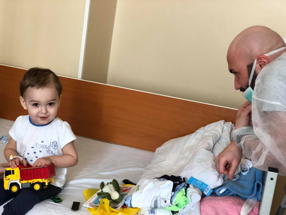 Codin Maticiuc și Mihai Bendeac au vizitat copiii bolnavi de cancer dintr-un spital: „De la doi păcătoși, acum, în Săptămâna Mare transmitem sănătate”