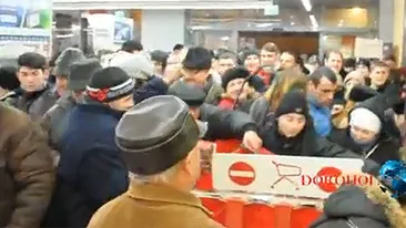 VIDEO S-au călcat in picioare pentru chilipiruri! Botosănenii au luat cu asalt un magazin deschis azi in Dorohoi!