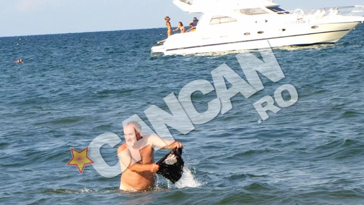Welcome to Saint Tropez...de Romania! Imaginea care te va face sa iubesti Mamaia - Un batranel exhibitionist se dezbraca si isi spala chilotii in mare langa un iaht - Da-l pe Facebook