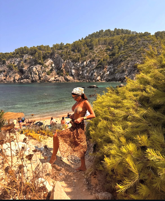 Natalia Mateuț, spectacol pe plajă în Ibiza. Fotografiile în costum de baie au făcut furori