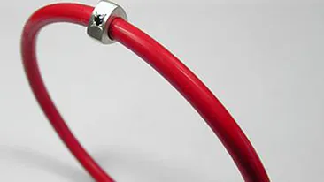 Un patron din Norvegia le obliga pe femei sa poarte o bratara rosie cand sunt la menstruatie