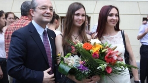 Il ia cu frig, il ia cu cald, il ia pe sus? Emil Boc il va cunoaste astazi pe iubitul fetei lui chiar la aniversarea ei!