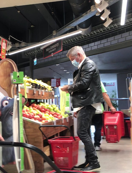 Dan Bittman nu crede în coronavirus, dar a ieșit cu mască la cumpărături