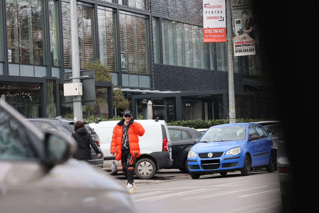Vlad Drăgulin așteaptă uberul în fața restaurantului