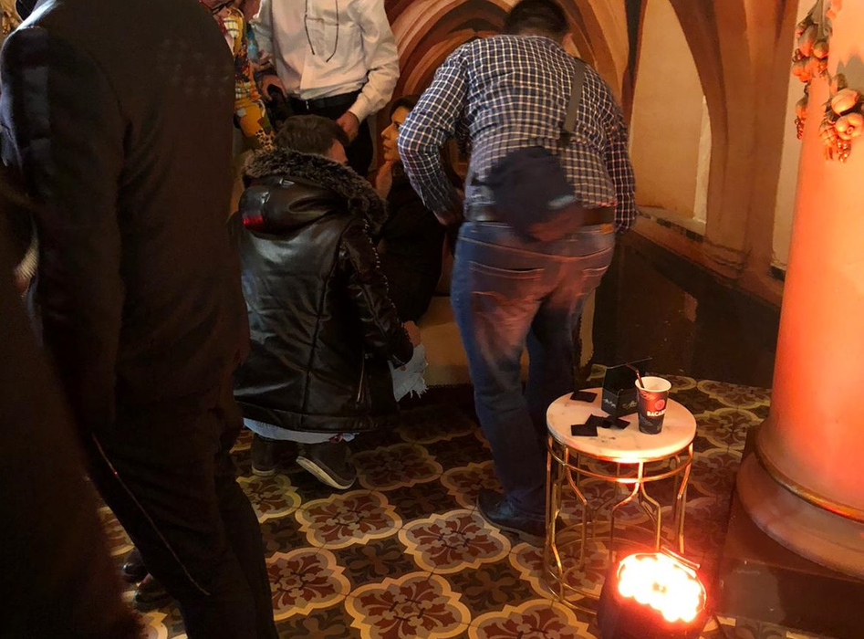 EXCLUSIV. Carmen Brumă a leșinat la un eveniment! Imagini dramatice cu iubita lui Mircea Badea