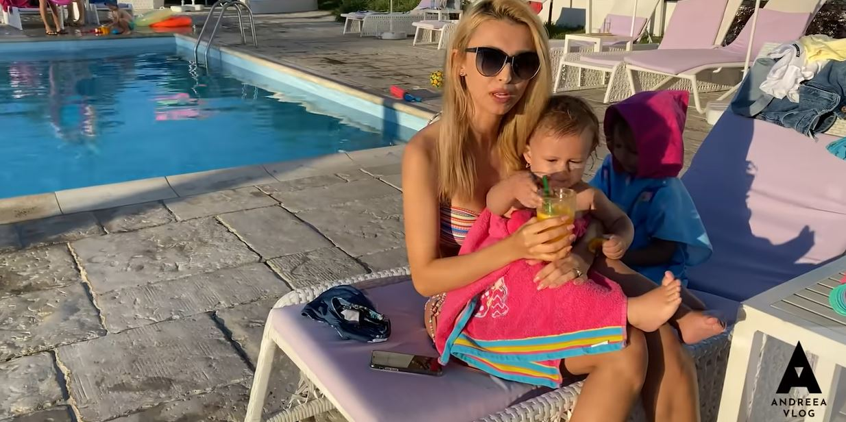 Andreea Bălan, gafă în timp ce se afla la piscină cu fiicele. I s-au văzut zonele intime prin costumul de baie alb și decupat | VIDEO