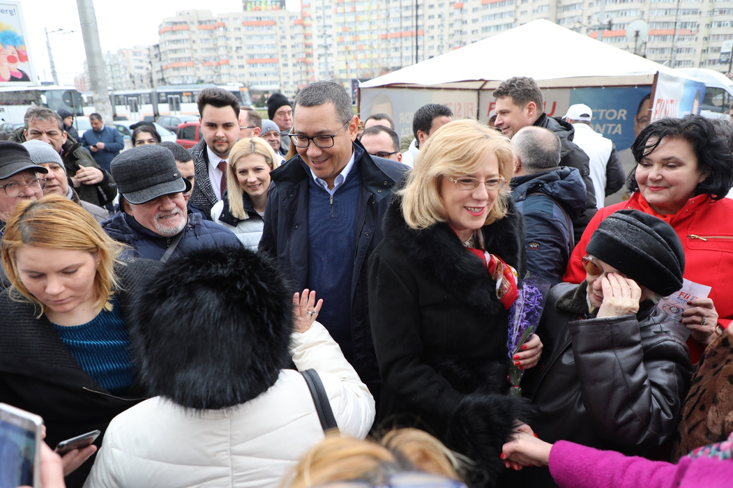 Victor Ponta și Corina Crețu au strâns semnături pentru PRO România în Piața Obor