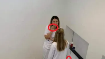 Două asistente medicale din Craiova, surprinse în timp ce fumau în holul spitalului în care lucrau. Ce reacție a avut directorul unității medicale