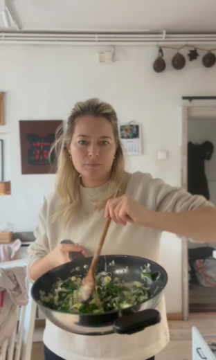 Cât costă un cozonac de Paște făcut de Gabriela Cristea acum. Laura Cosoi îi dă clasă „de la o poștă”!