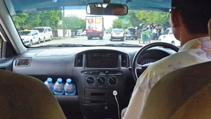 Mașinile cu volan pe dreapta vor fi interzise în România! Ce pot face șoferii și cât costă mutarea volanului