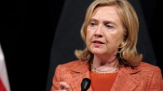 VIDEO Incredibil! Hillary Clinton a fost atacata cu oua si vopsea in Filipine!