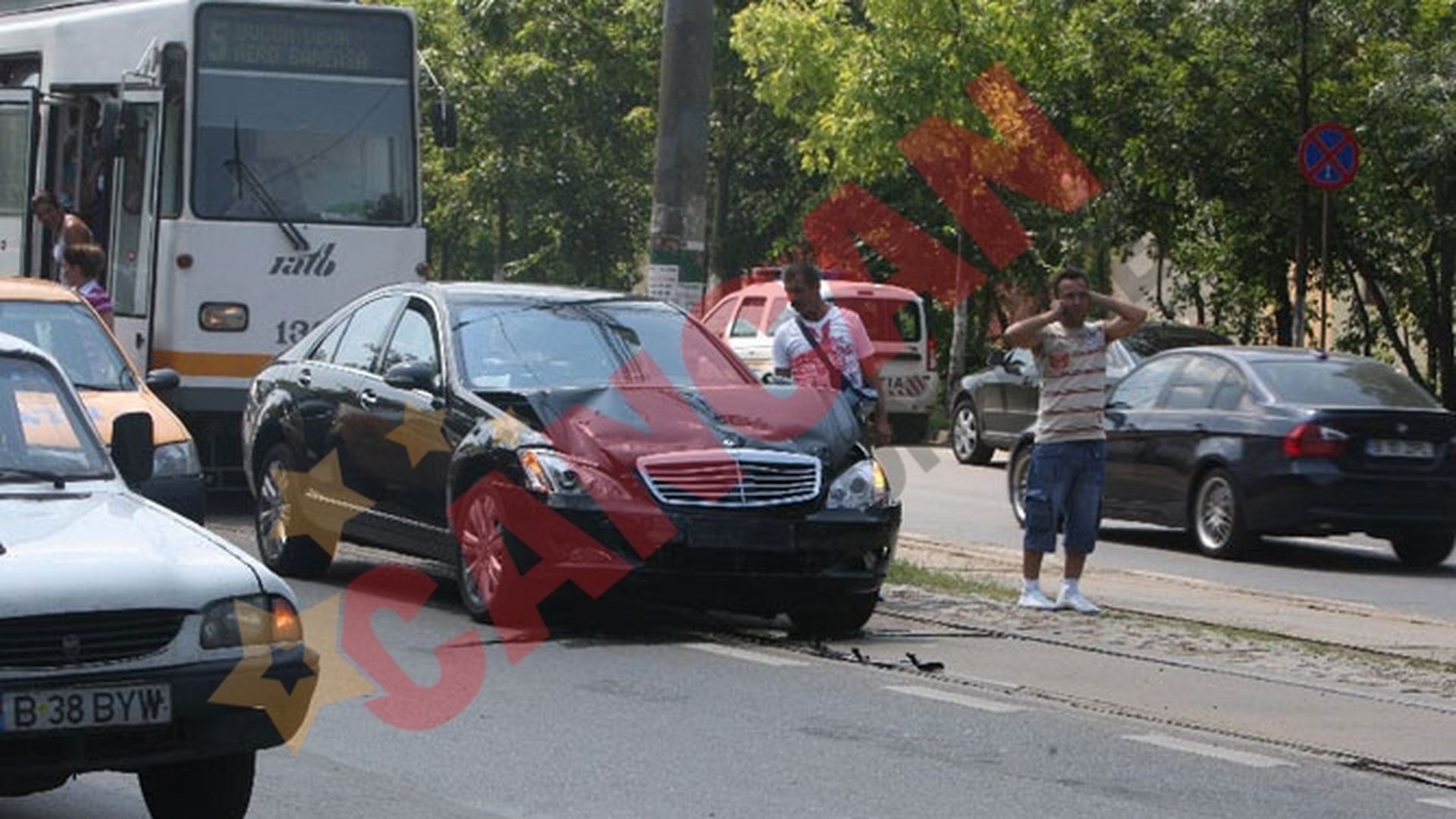 Fite de Capitala! Soferul unui Mercedes a ignorat regulile de circulatie si a distrus o Skoda Octavia