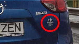 Adevărul! De ce îşi lipesc, de fapt, şoferii români simbolul crucii pe maşină