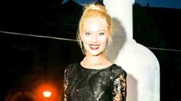 De cand e singura, Laura Cosoi apeleaza la trucuri obraznice pentru a cuceri barbatii! Afla si tu secretele vedetei!