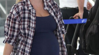 Vezi cum arata acum una dintre cele mai sexy blonde de la Hollywood! Cea de-a treia sarcina a schimbat-o total