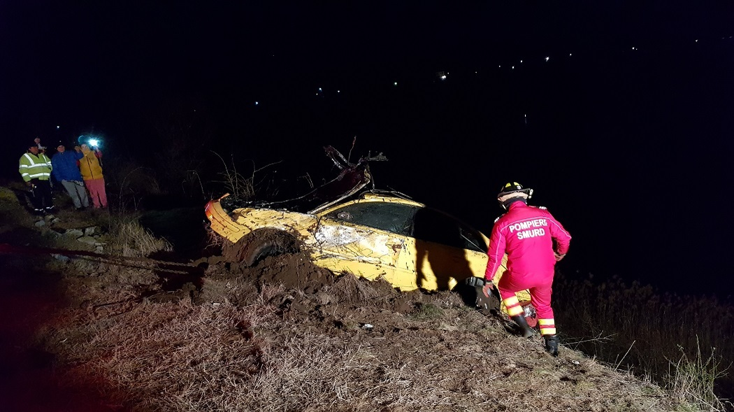 Maşina a fost scoasă din lac în timpul nopţii