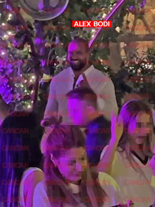 Alex Bodi râde cu gura până la urechi