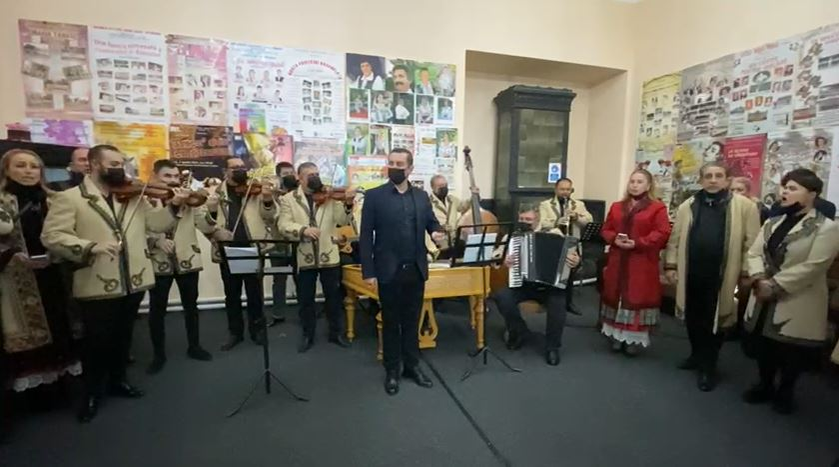 Primele imagini de la priveghiul artistului Petrică Mâțu Stoian. Ce a apărut în fața Ansamblului Folcloric ”Maria Tănase”