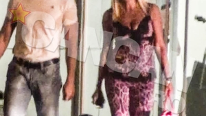 Aparitie spectaculoasa la aeroport! Elena Udrea s-a intors din Grecia intruchipata in …Afrodita