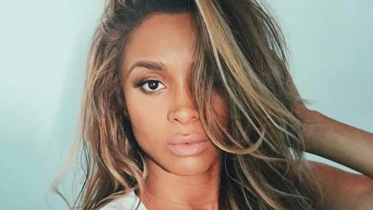 Zici că are gemeni! Burta de gravidă a unei cântăreţe îndrăgite a crescut enorm