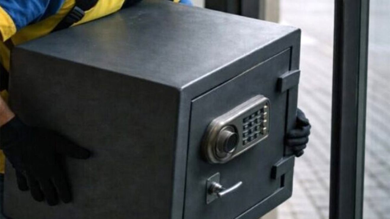 Ce a găsit o badantă de 50 de ani în seiful furat din casa pensionarului de 93 de ani, pe care îl îngrijea. Când a deschis ușița, a crezut că nu vede bine