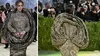 Ce reprezintă ținuta bizară purtată de Rihanna la Met Gala 2026. Cine a creat rochia cu 115.000 de mărgele din cristal