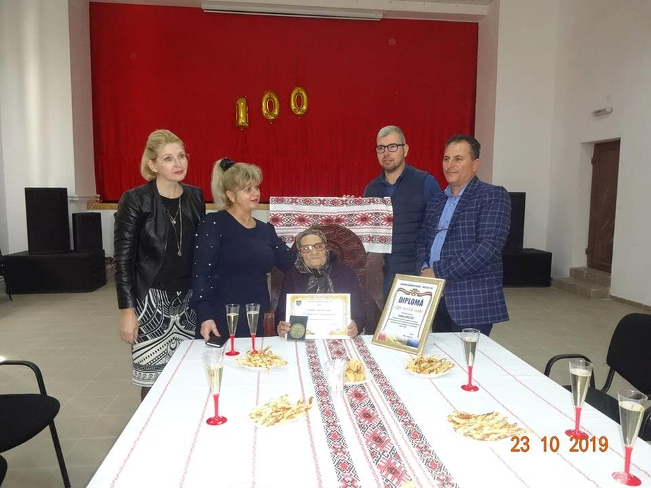 Leana Cârstea a împlinit 100 de ani și a fost sărbătorită de tot satul
