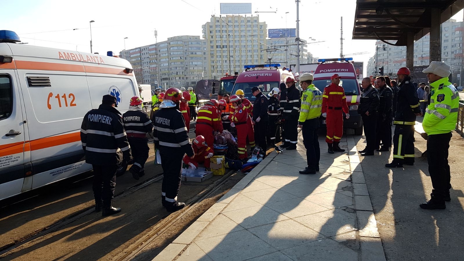 Scene de groază în Bucureşti! Un bărbat, prins sub tramvaiul 21. Medicii încearcă să îl ţină în viaţă