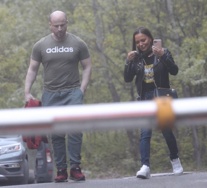 Andreea Antonescu și musculosul Dănut ies fericiți de la ședința de masaj cu bețe de bambus