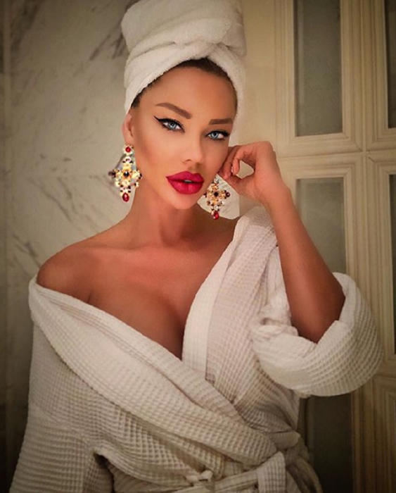 Bianca Drăgușanu, abia ieșită de sub duș